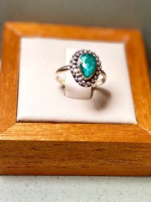 Anel indiano gota esmeralda trabalhado em volta