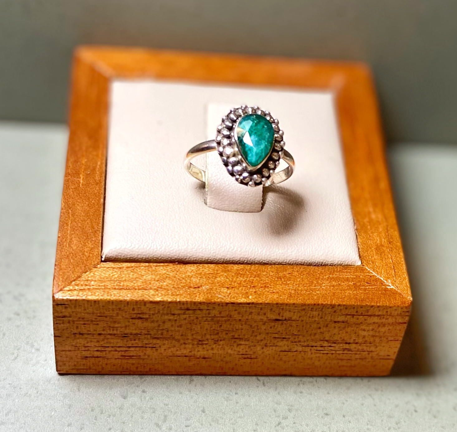 Anel indiano gota esmeralda trabalhado em volta