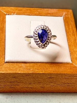 Anel indiano gota safira trabalhado em volta