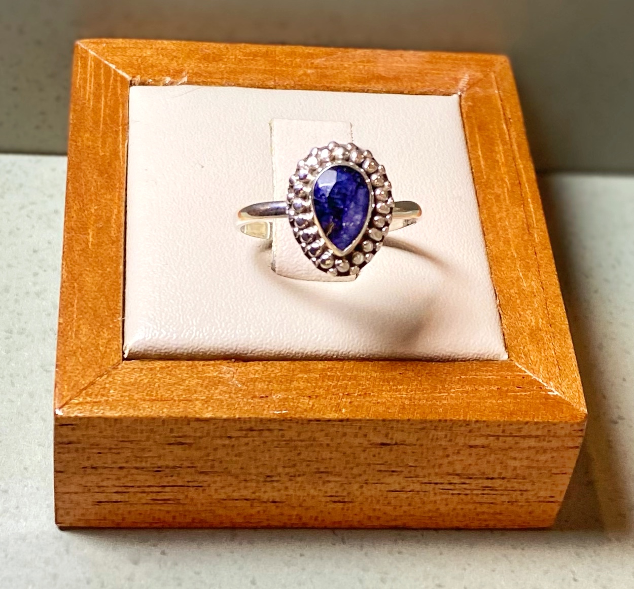 Anel indiano gota safira trabalhado em volta