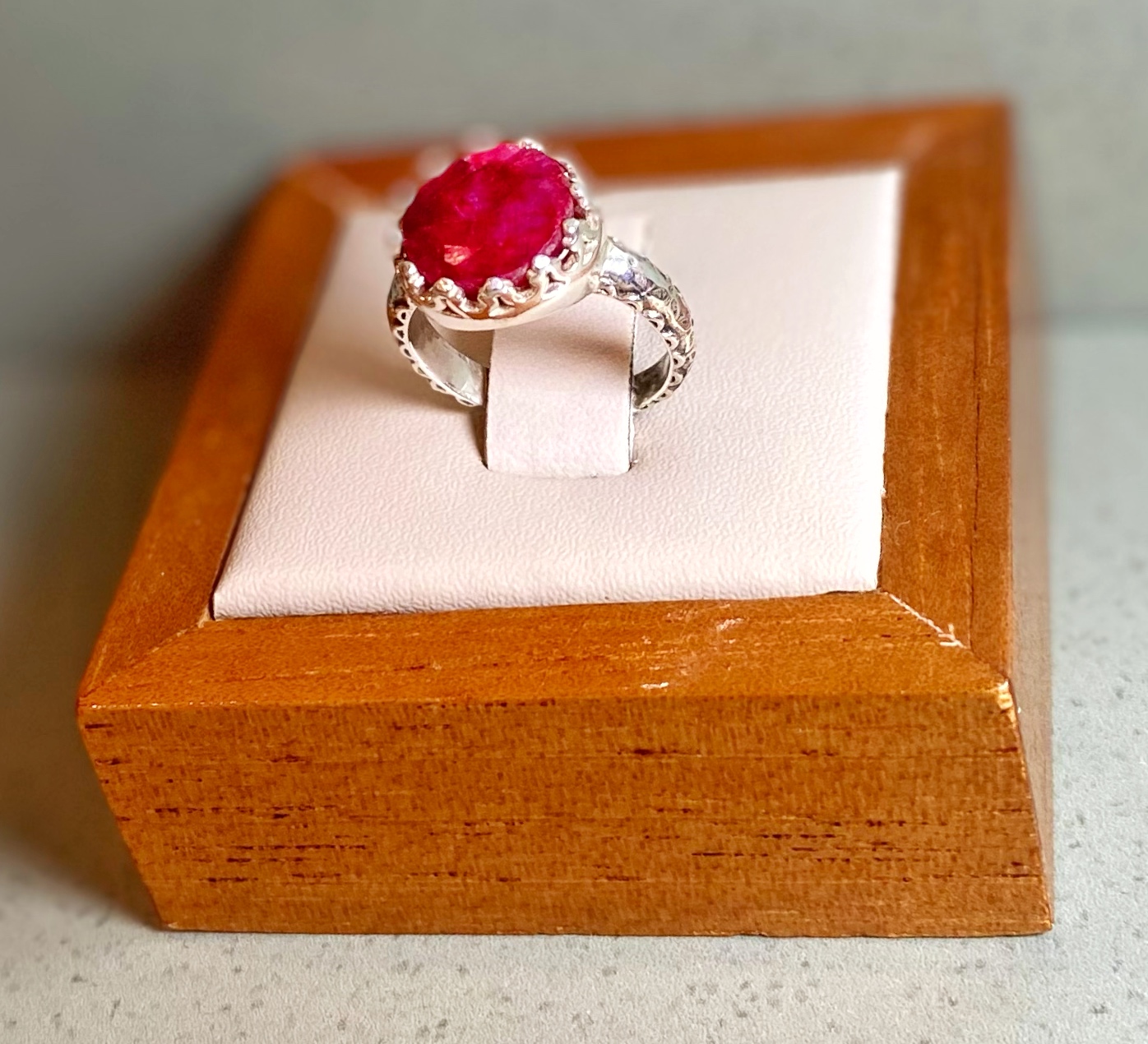 Anel indiano rubi pedra redonda