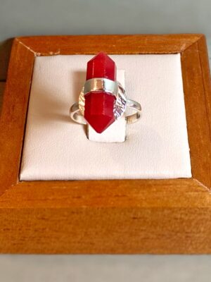 Anel pêndulo biterminado jade rubi com detalhes em prata nas laterais