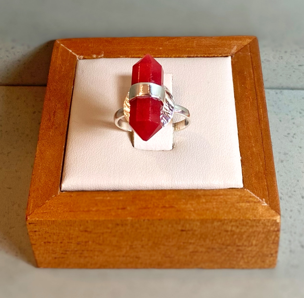 Anel pêndulo biterminado jade rubi com detalhes em prata nas laterais