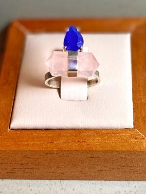 Anel pêndulo deitado quartzo rosa e gota jade safira