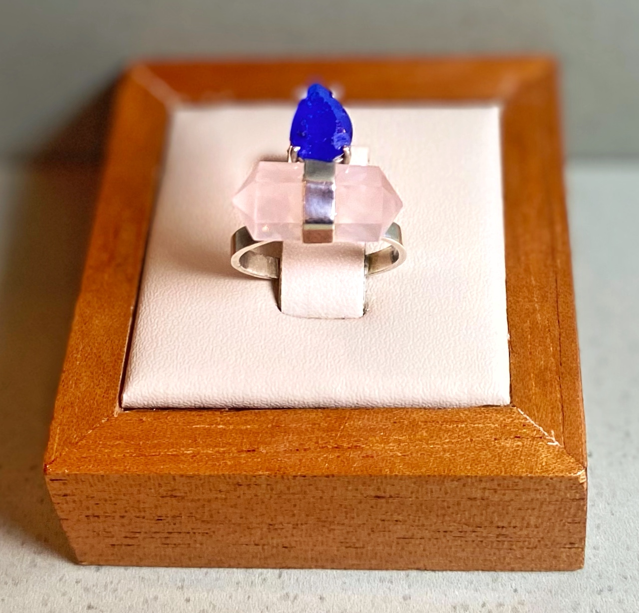 Anel pêndulo deitado quartzo rosa e gota jade safira