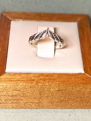 Anel prata envelhecida trançado ponta lisa no meio