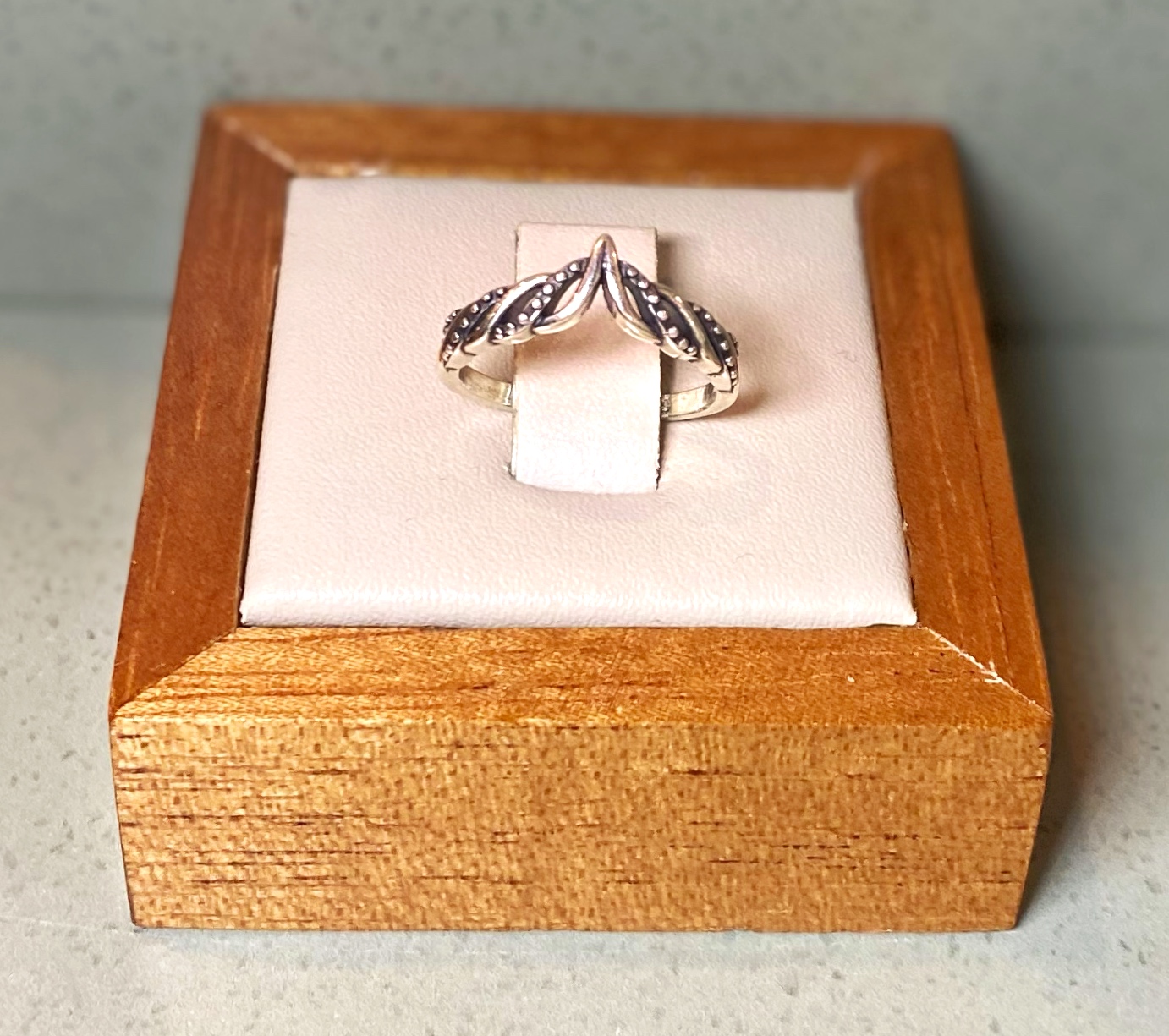 Anel prata envelhecida trançado ponta lisa no meio