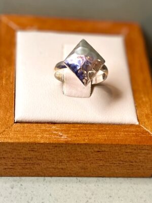 Anel prata lisa losango martelado