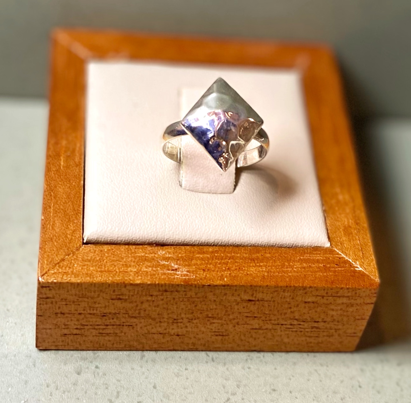 Anel prata lisa losango martelado