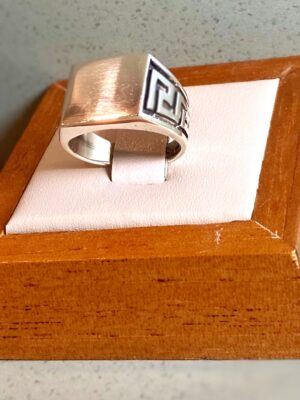 Anel quadrado com labirinto lateral