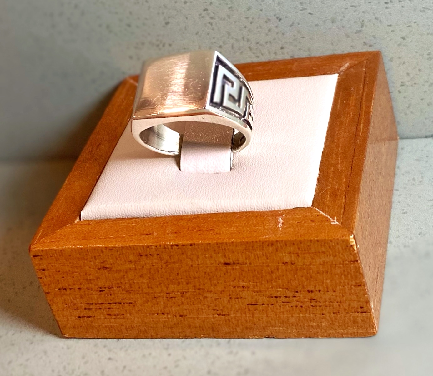 Anel quadrado com labirinto lateral