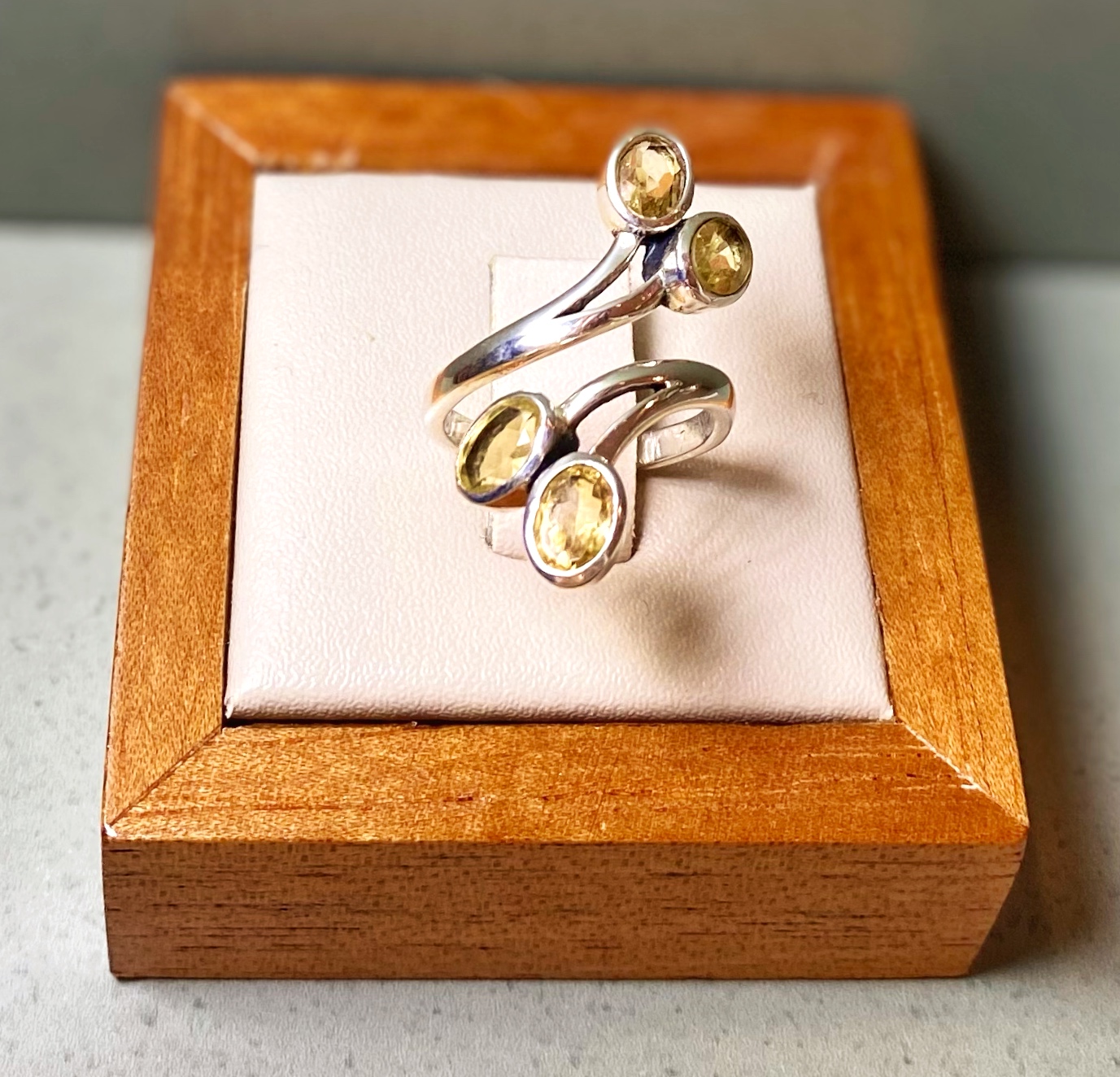 Anel regulável 4 pedras de citrino lapidadas