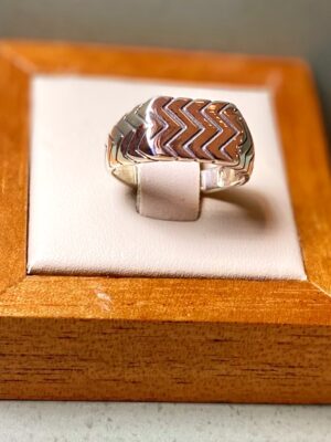 Anel retangular trabalhado desenho tipo Z