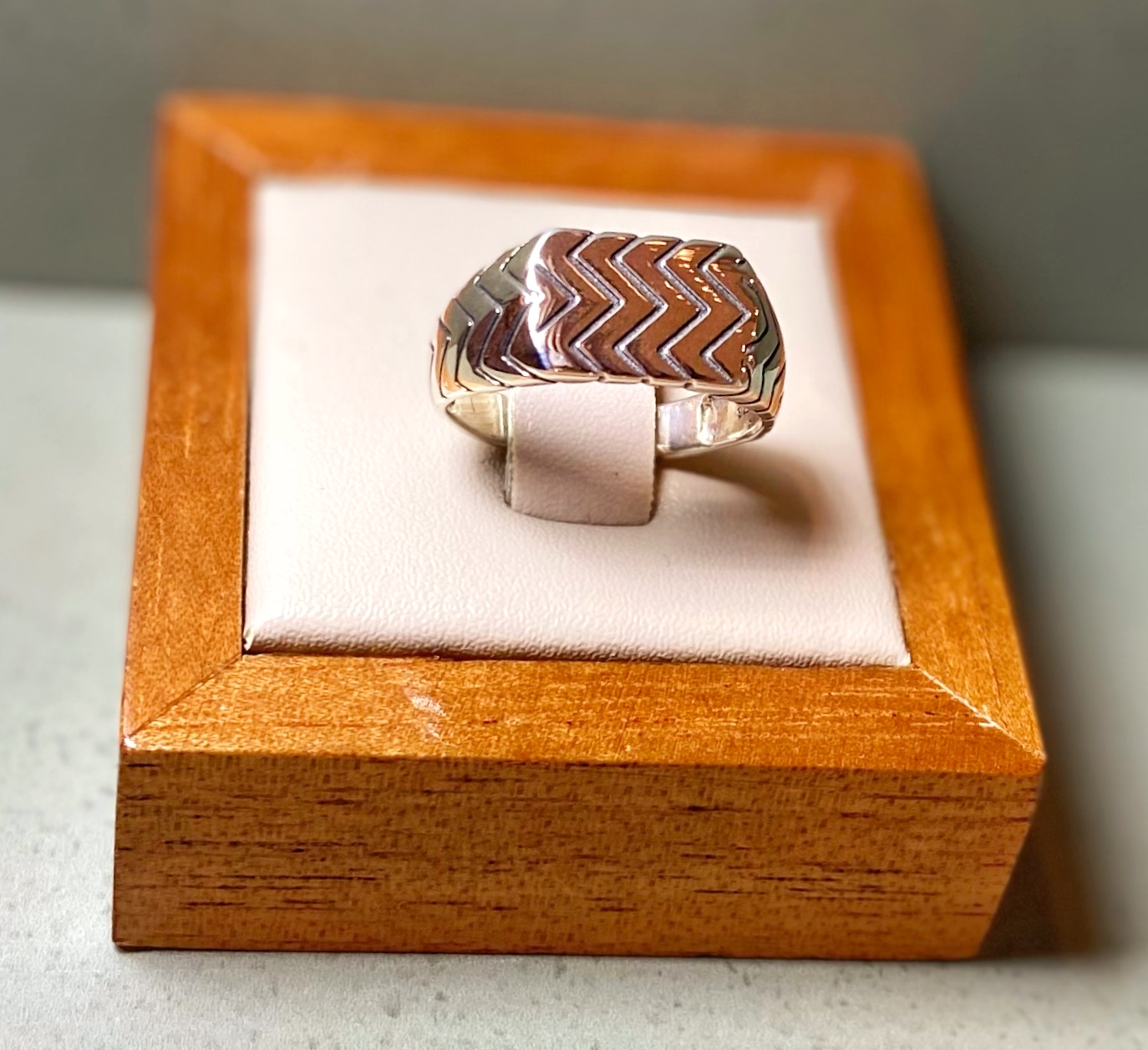 Anel retangular trabalhado desenho tipo Z