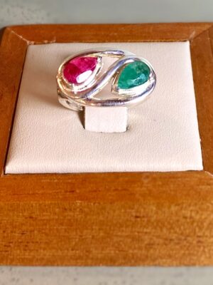 Anel símbolo do infinito com rubi e esmeralda