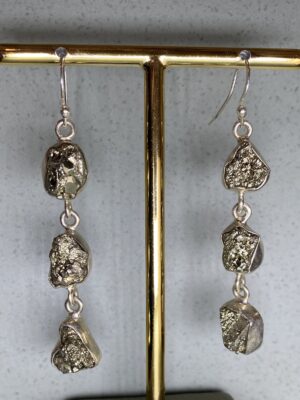 Brinco 3 pedras pirita