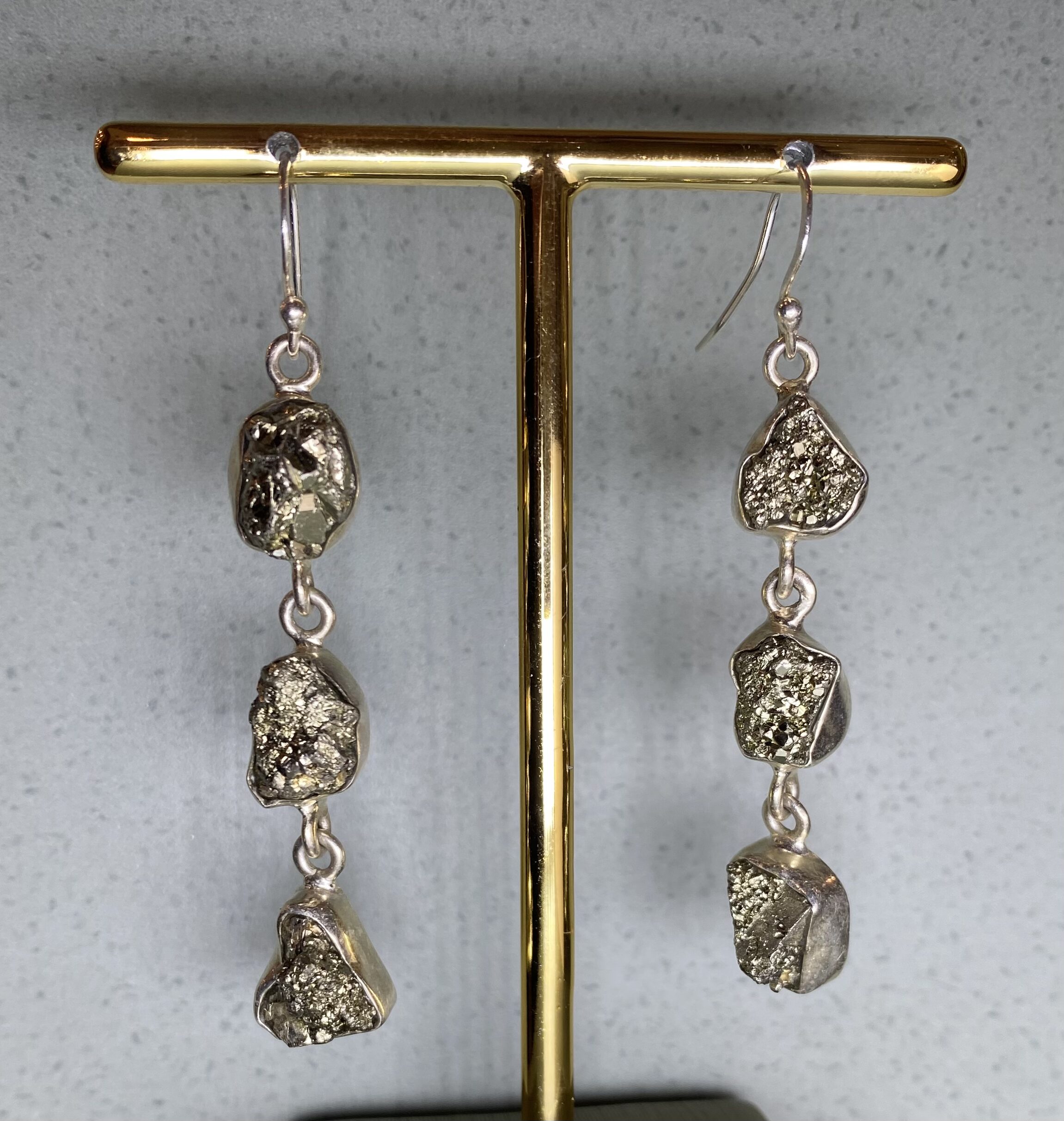 Brinco 3 pedras pirita