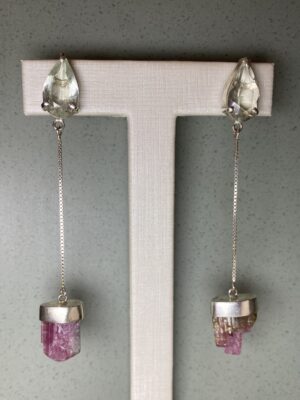 Brinco base gota topázio verde lapidado e turmalinas brutas nas pontas