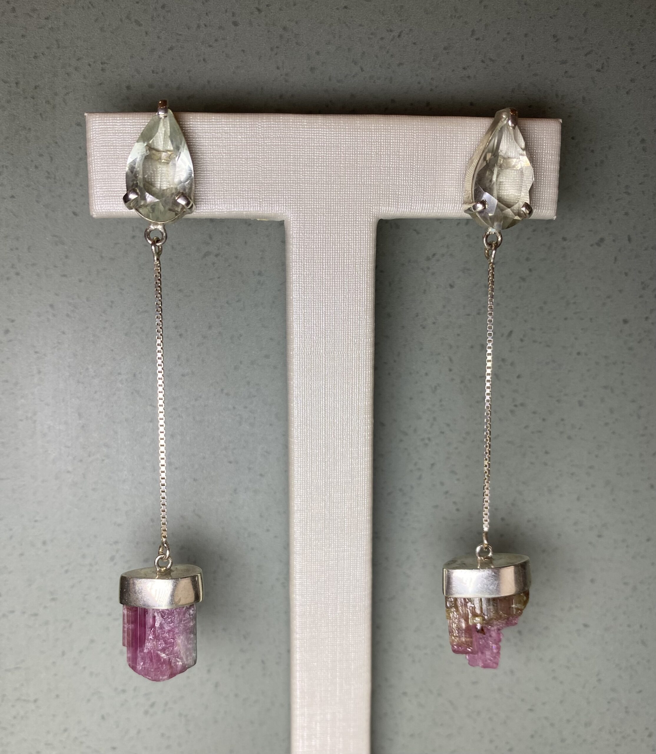 Brinco base gota topázio verde lapidado e turmalinas brutas nas pontas