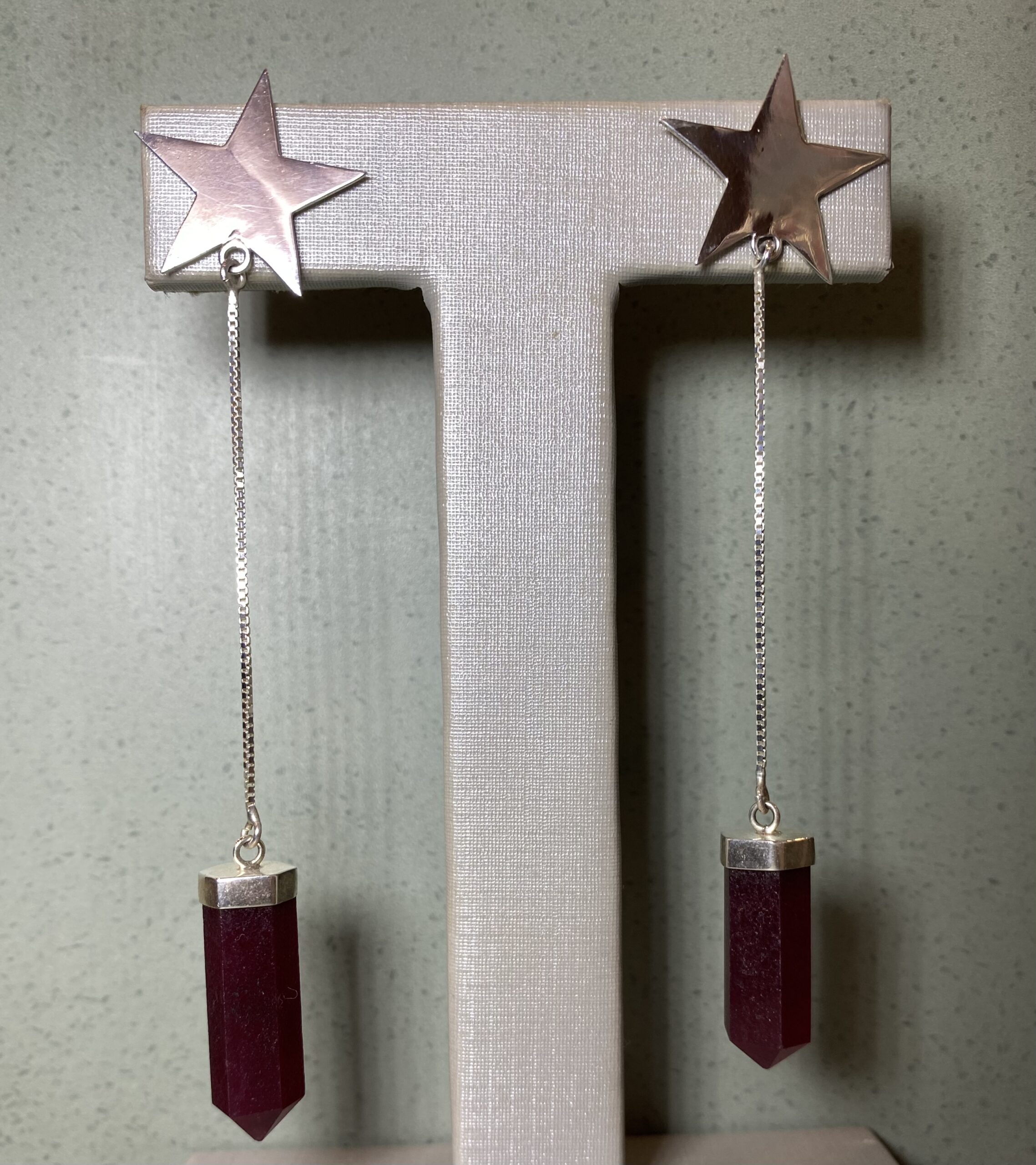 Brinco estrela ponta rubi