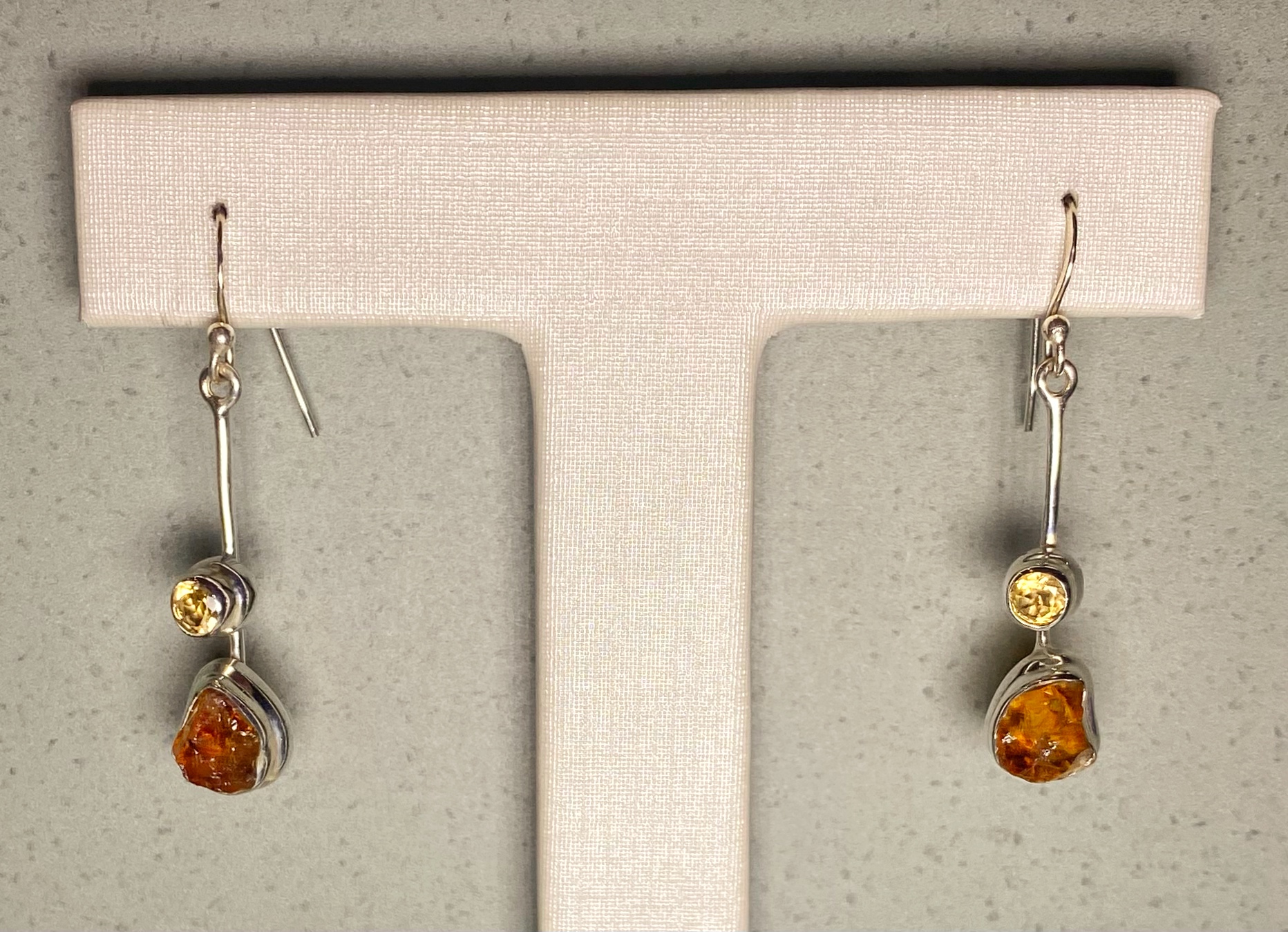 Brinco gancho citrino lapidado e bruto