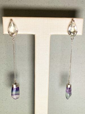 Brinco gota topázio verde e fluorita assimétrica na ponta