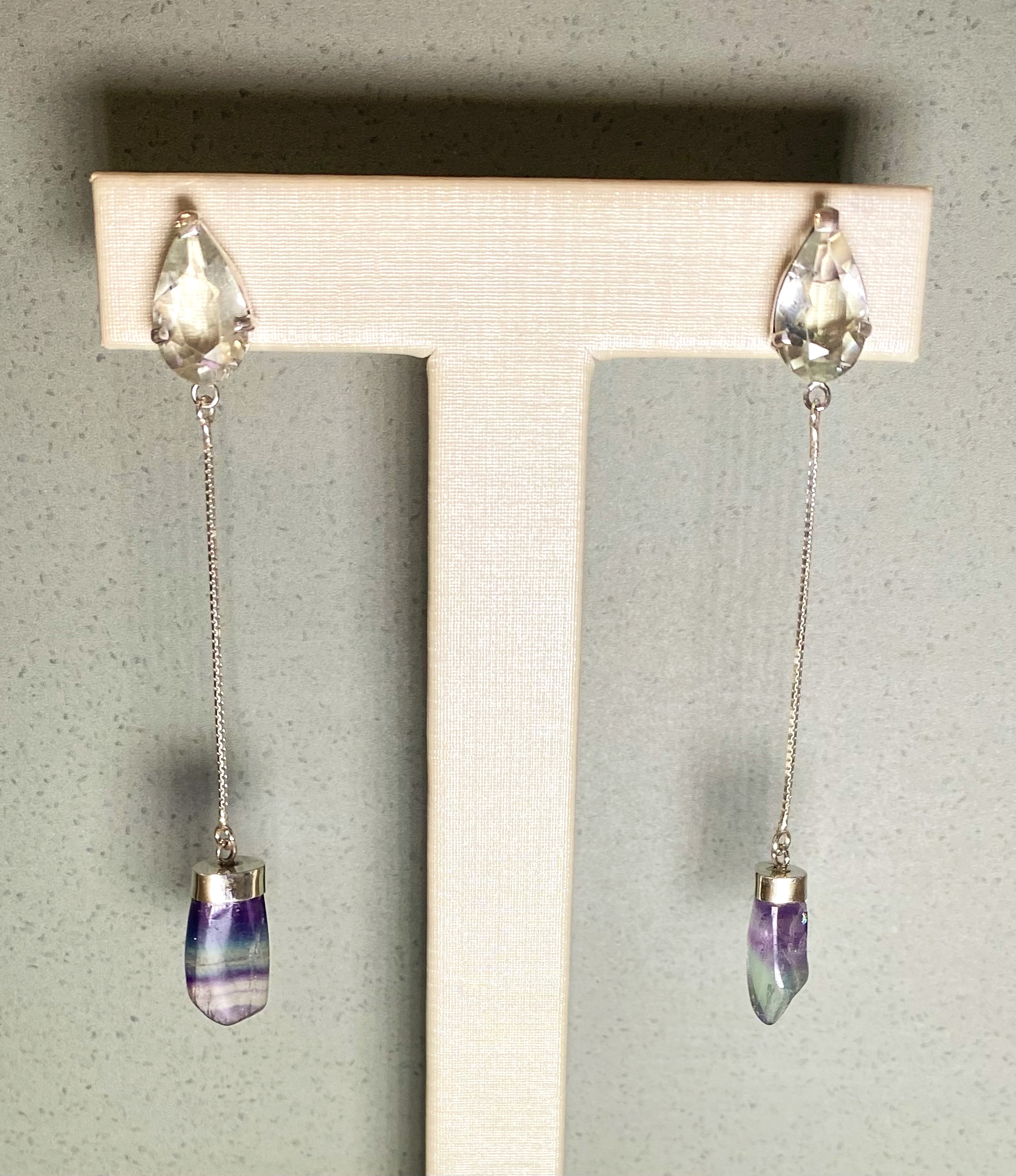 Brinco gota topázio verde e fluorita assimétrica na ponta