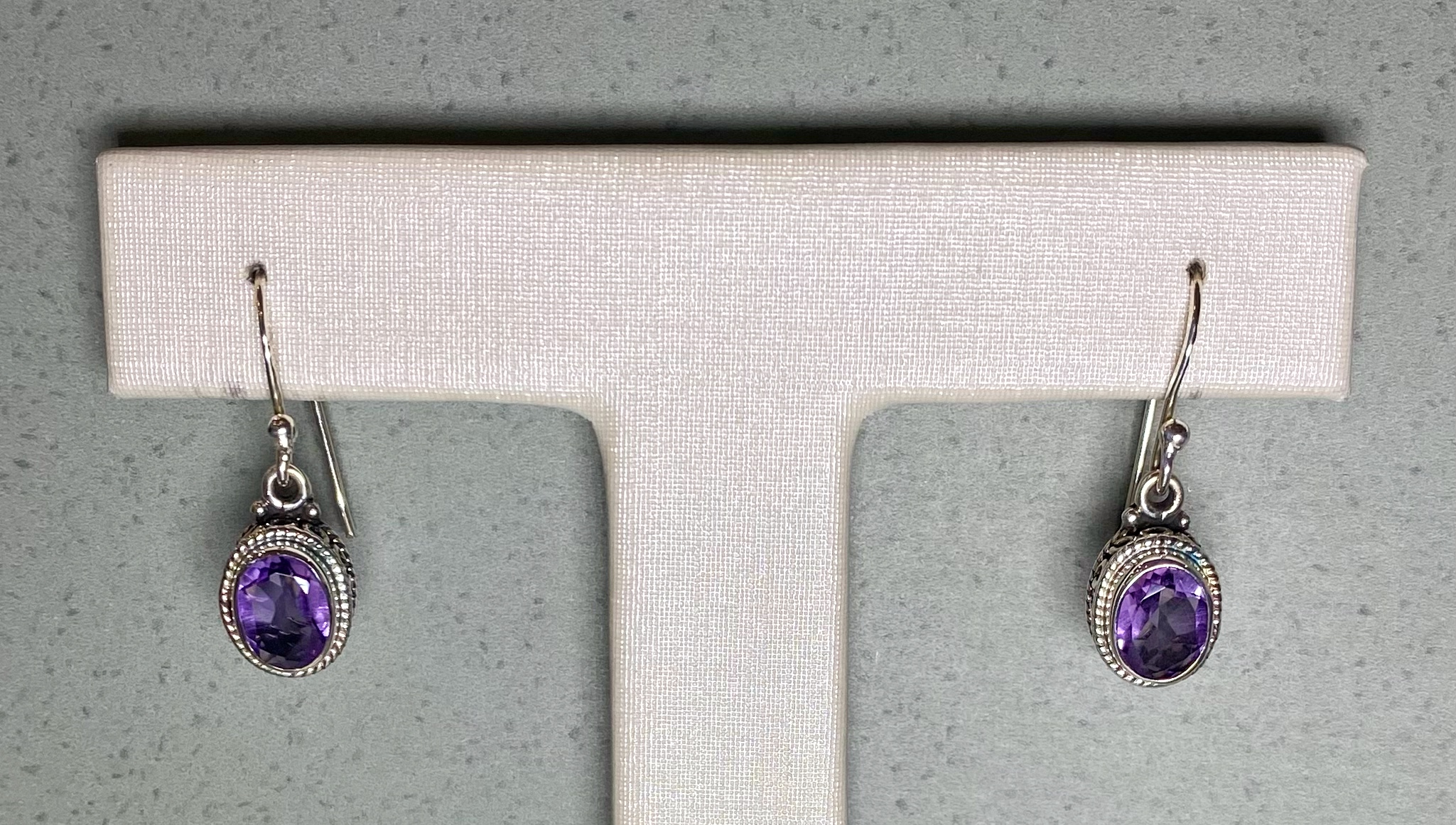 Brinco indiano detalhado redondo prata envelhecida ametista