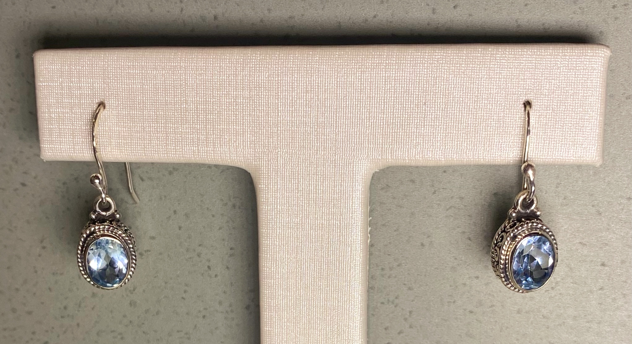 Brinco indiano detalhado redondo prata envelhecida topázio azul