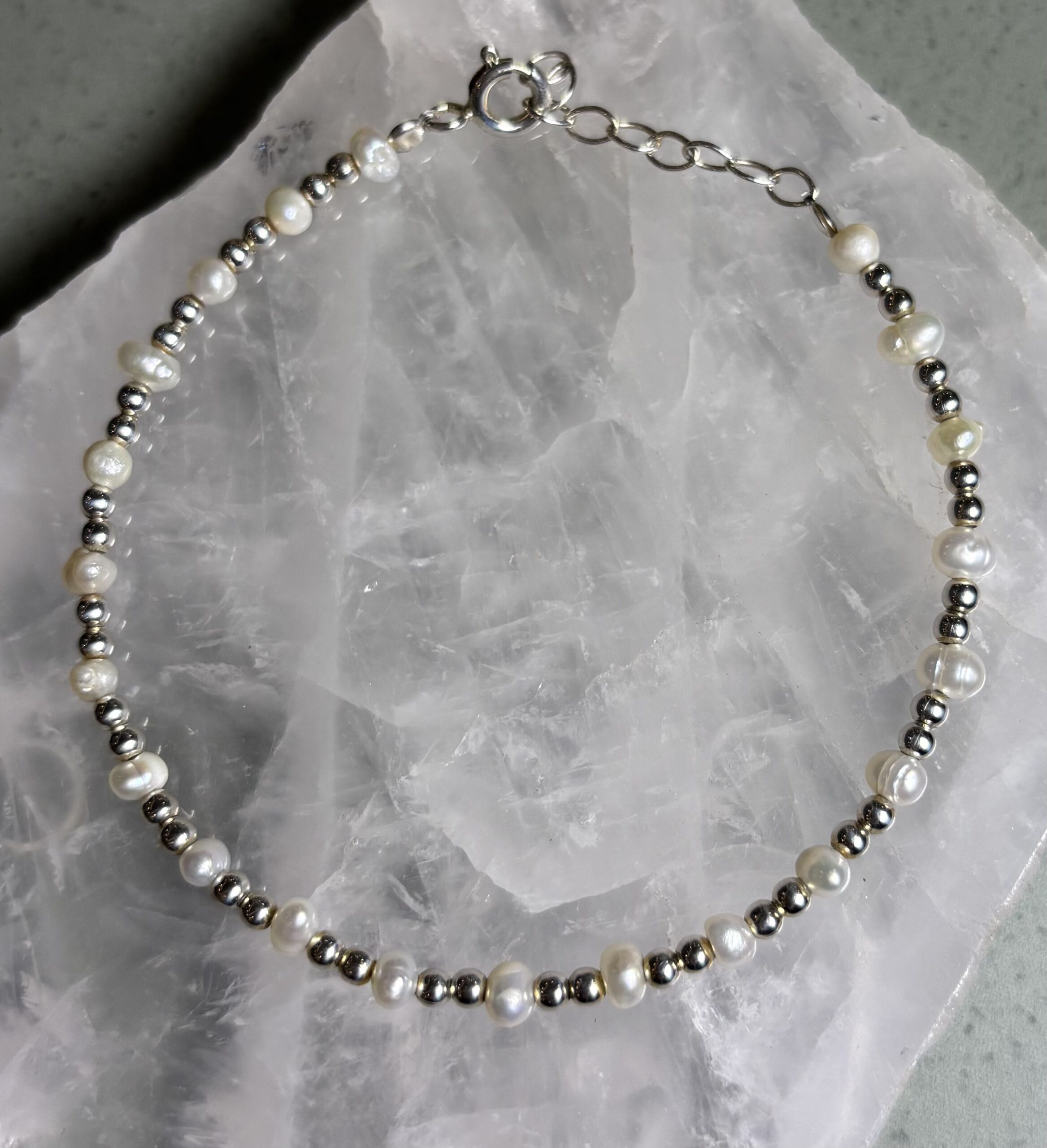 PULSEIRA PÉROLAS E PRATA