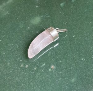 PINGENTE DENTE P QUARTZO ROSA