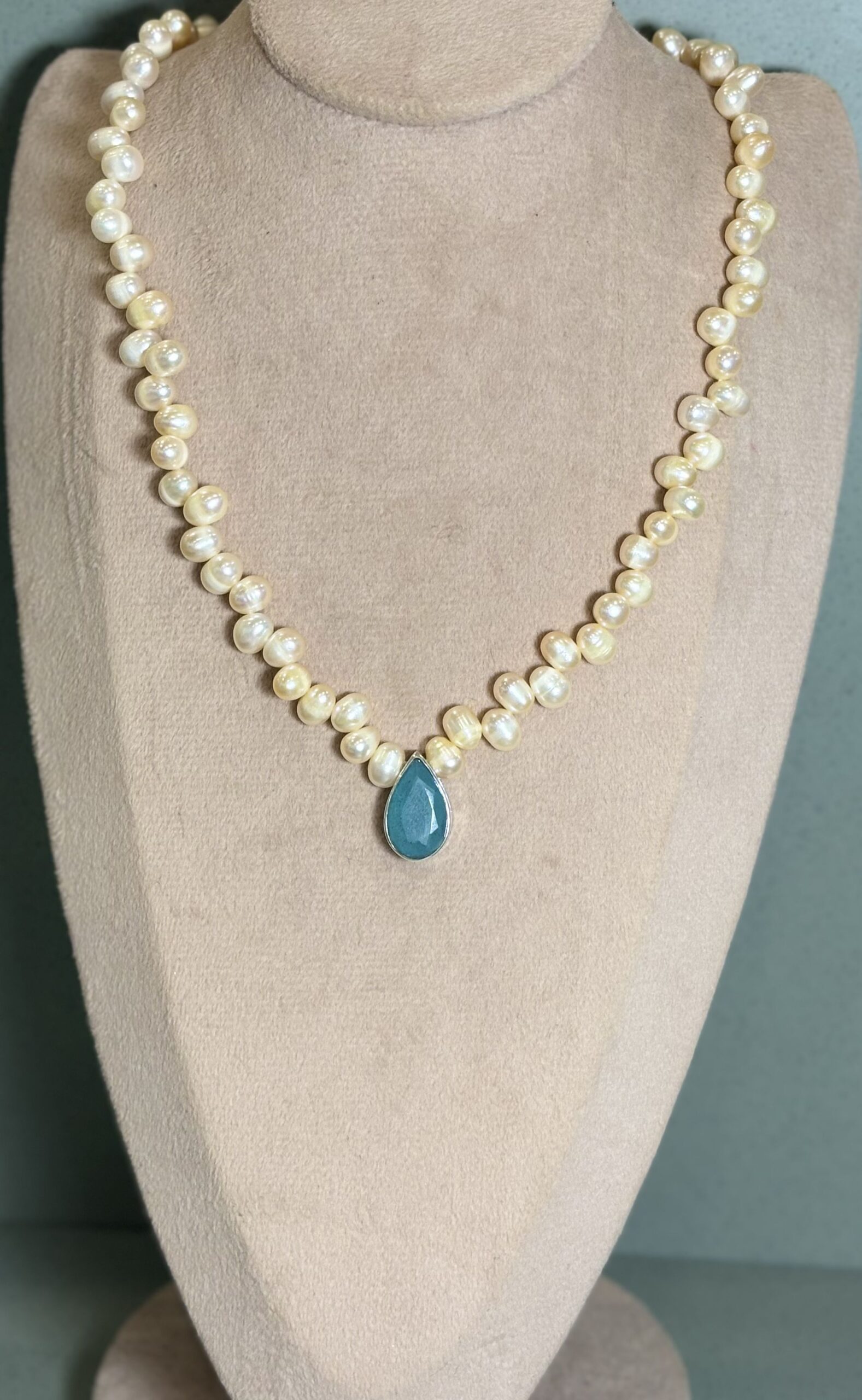 COLAR PÉROLAS JADE PARAÍBA